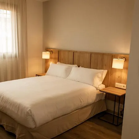 Отель Petit Palace Vargas