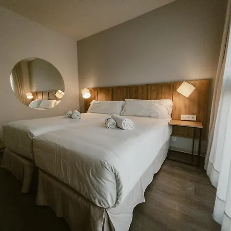 Отель Petit Palace Vargas